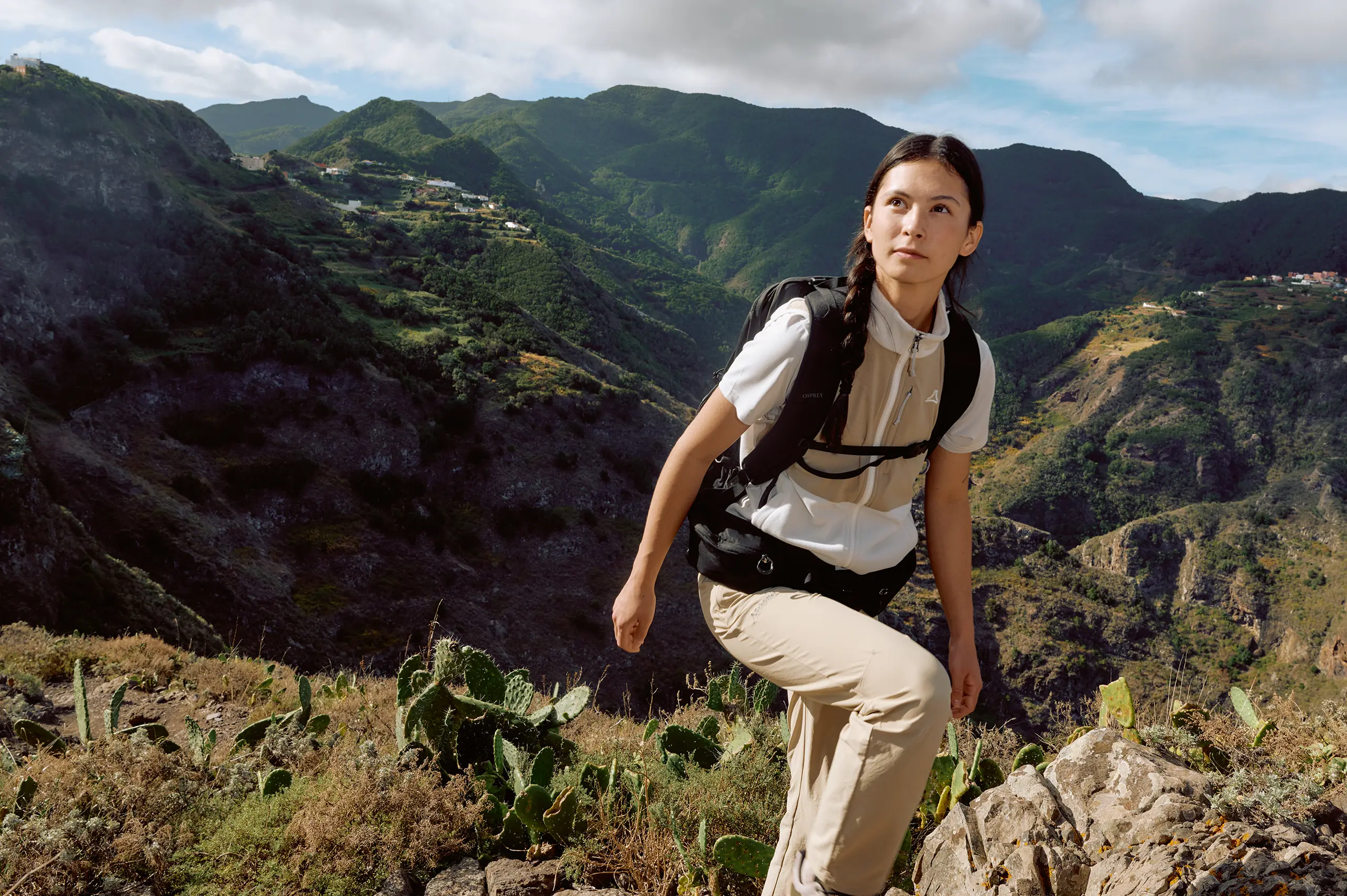 Eine junge Frau beim wandern. Sie trägt Sportbekleidung von Schöffel. Das Motiv stammt aus dem shooting der Sommerkollektion 2026 und war Basis für die POS Gestaltung durch das ZP Medienwerk.